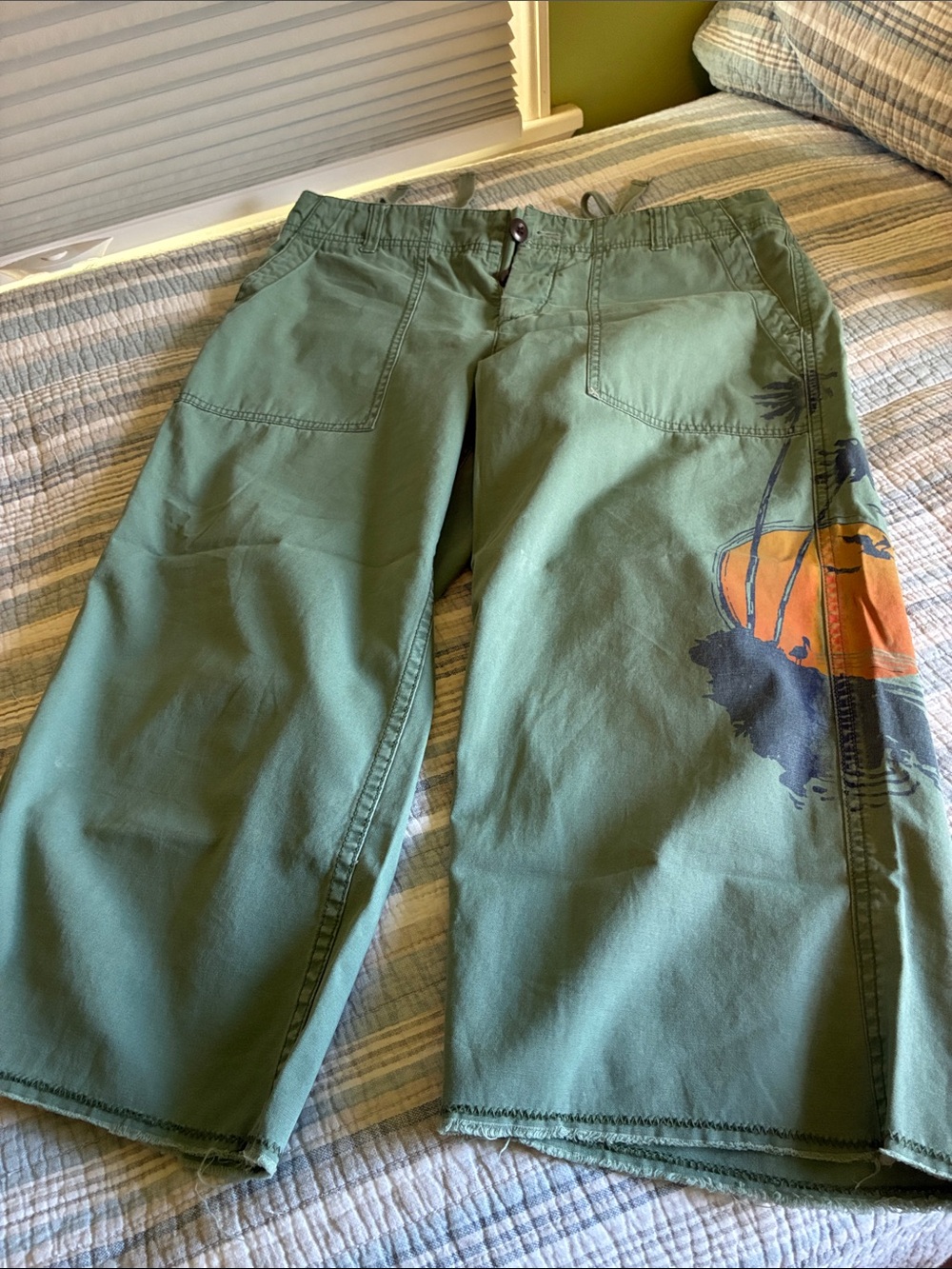 Women’s Green Casual Cargo Cropped Raw Hem with Graphic Detail